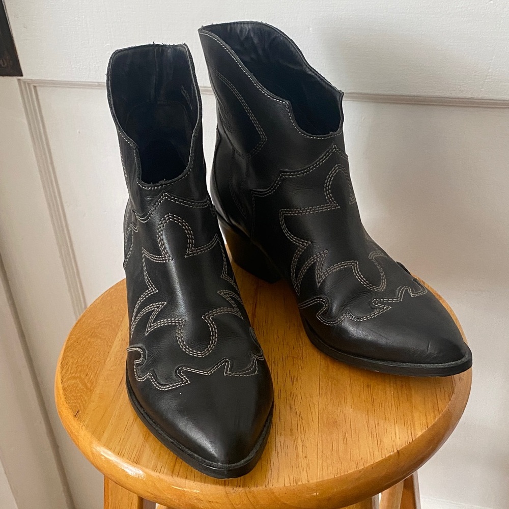 Size 8.5 Chinese Laundry Black Western Ankle Boots